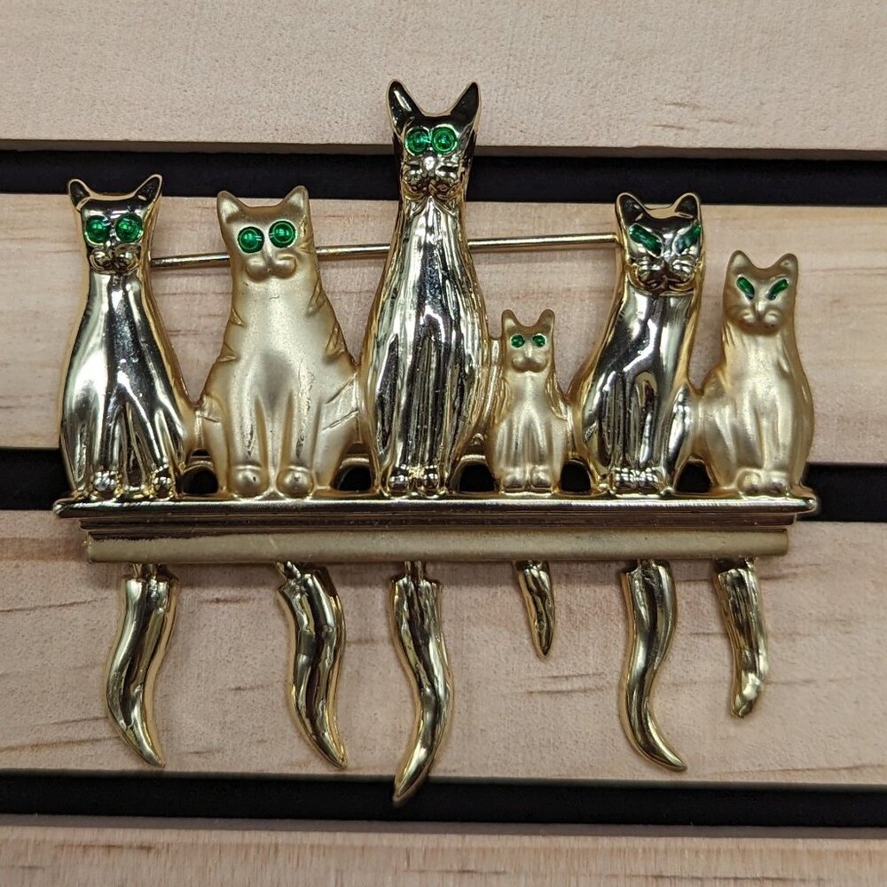 Vintage Signed AJC Cat Brooch Gold-Tone With Moving Tails Green Eyes Pin Jewelry - Picture 1 of 3
